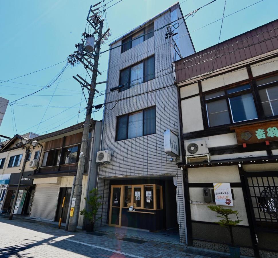 Manabi-Stay Takayama Sakura 提携駐車場利用可 古い町並みまで徒歩1分 最大9名宿泊可能な一等地で人工温泉を楽しむ Exterior photo